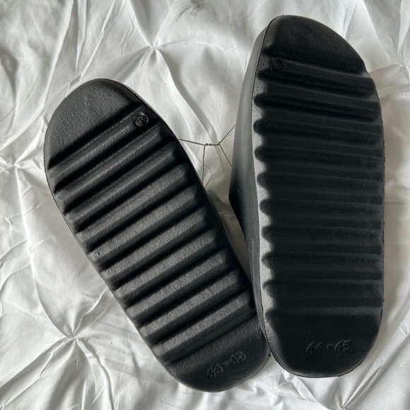 BUNDLE OF 2, Squishy Slides, Size 44-45, Cream and Black Men’s - Picture 5 of 11